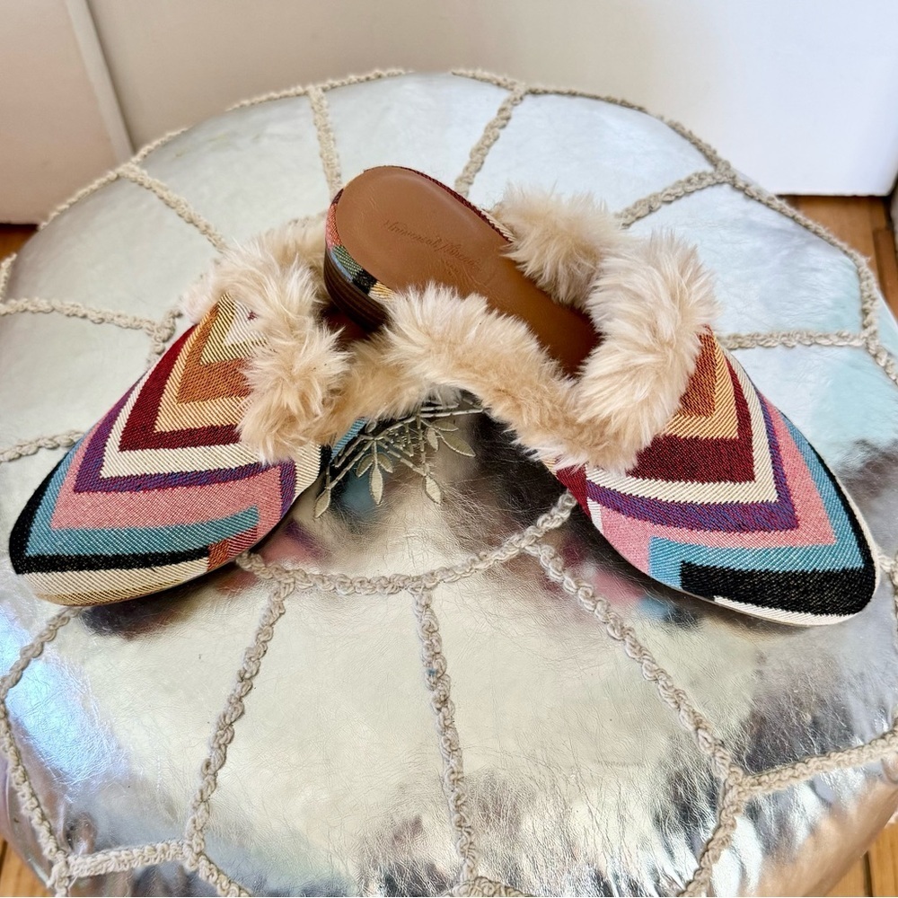 Universal threads chevron pattern fur rim clogs/slides size 6